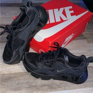 Women’s Nike shoes. Size 8.5. Only worn a few times. In great condition!